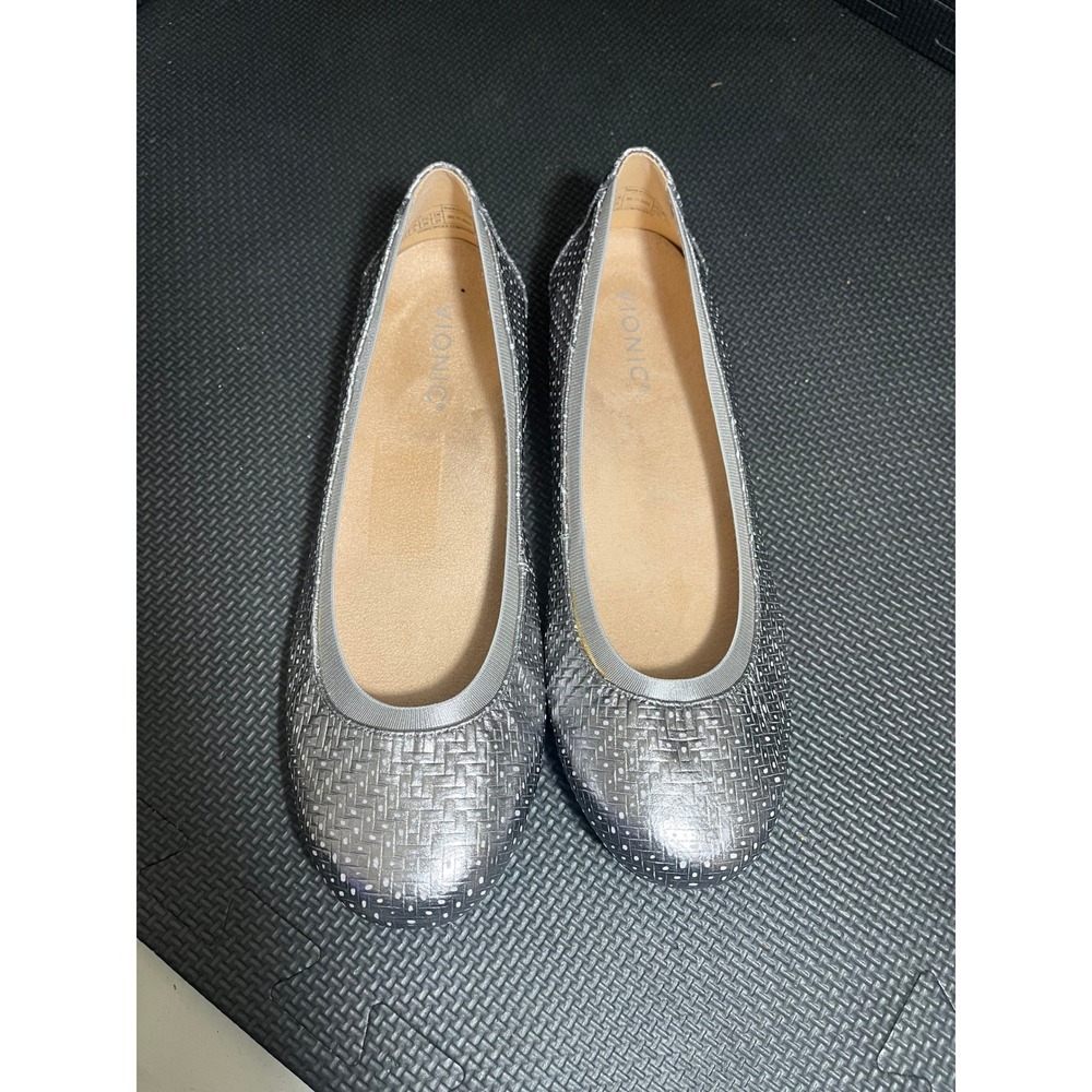 Vionic Women's Anita Leather Slip‎ On Flats silver Geo Leather Size 8.5 - Picture 2 of 8